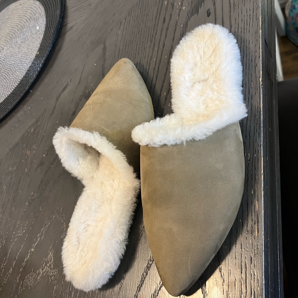 Jenni Kayne Tan and Cream Slippers